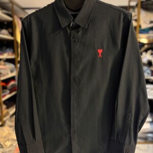 PLAIN SHIRT WIT RED LOGO