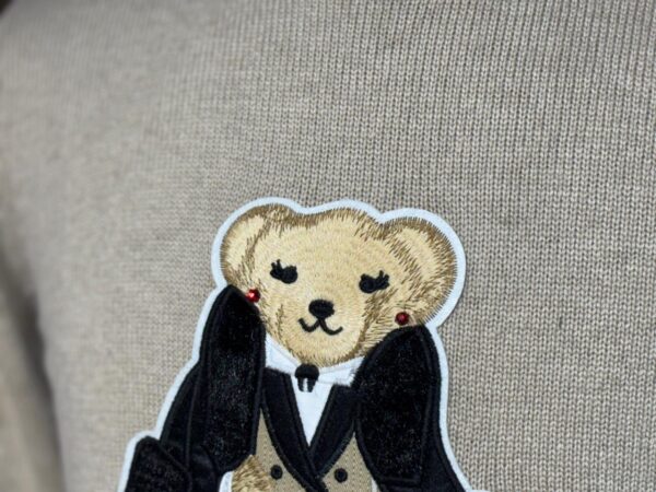 MODEL SHE BEAR PULLOVER
